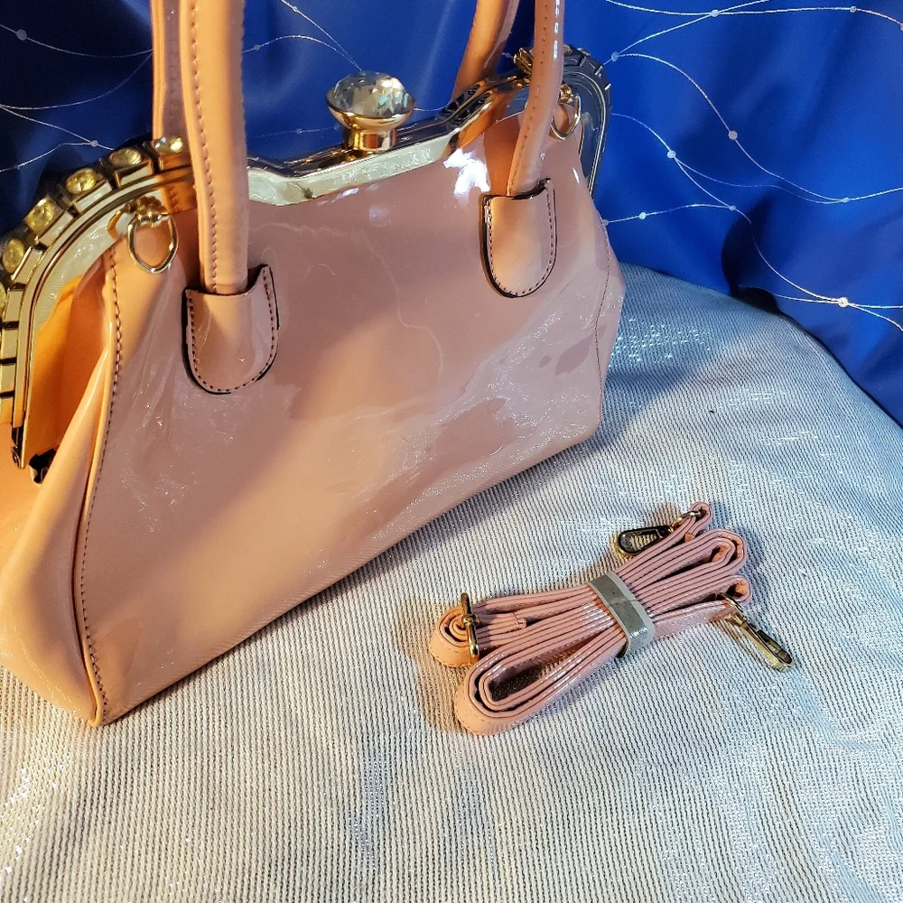Elegant Handbag with a Vintage-Syle Metal Frame and a Crystal Closure - Picture 1 of 13